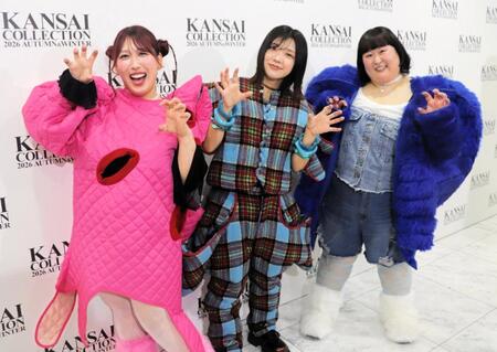 怪獣スタイルで登場した３時のヒロインの（左から）ゆめっち、福田麻貴、かなで