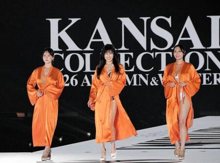 ランウェーを歩く（左から）白川愛梨、熊田曜子、星野琴