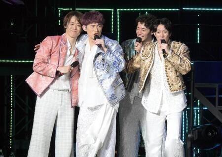 結成１５周年記念ライブでＣＤデビューが決まり喜ぶ、ふぉ～ゆ～（左から）越岡裕貴、松崎祐介、福田悠太、辰巳雄大（撮影・伊藤笙子）