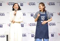 澤穂希さん（右）にエプロンをプレゼントした亜希（撮影・棚橋慶太）
