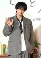 手を振る中島健人（撮影・伊藤笙子）　