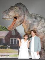 恐竜におびえながら写真収まる辻希美（左）と杉浦太陽＝都内