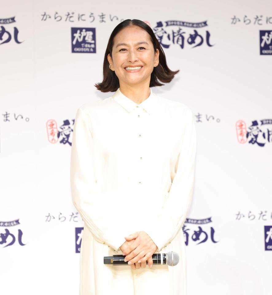 笑顔を見せる亜希（撮影・棚橋慶太）