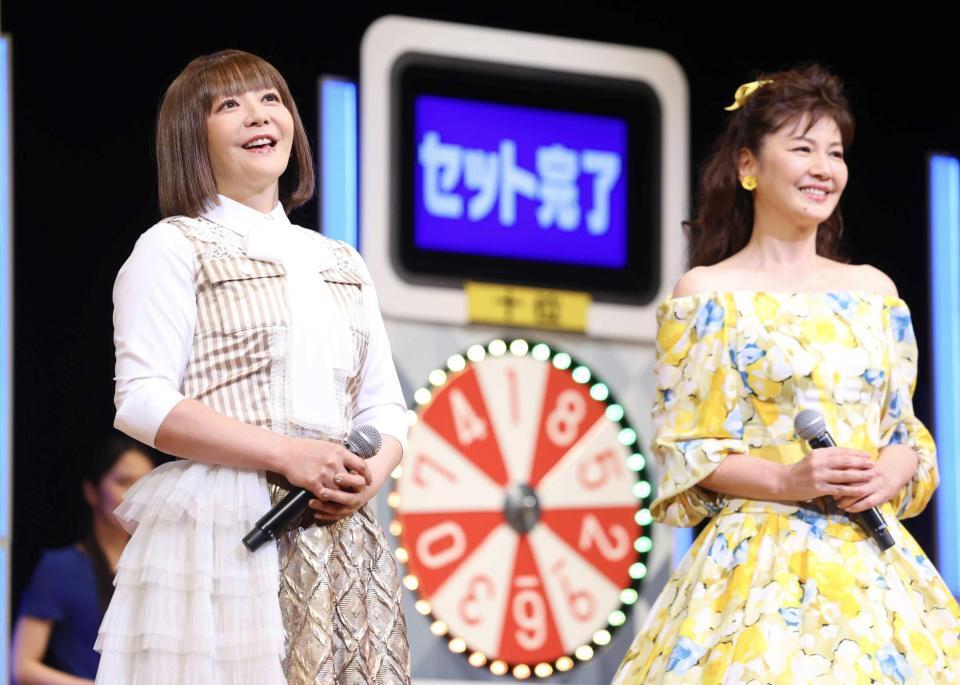 笑顔を見せる華原朋美（左）と南野陽子（撮影・石井剣太郎）