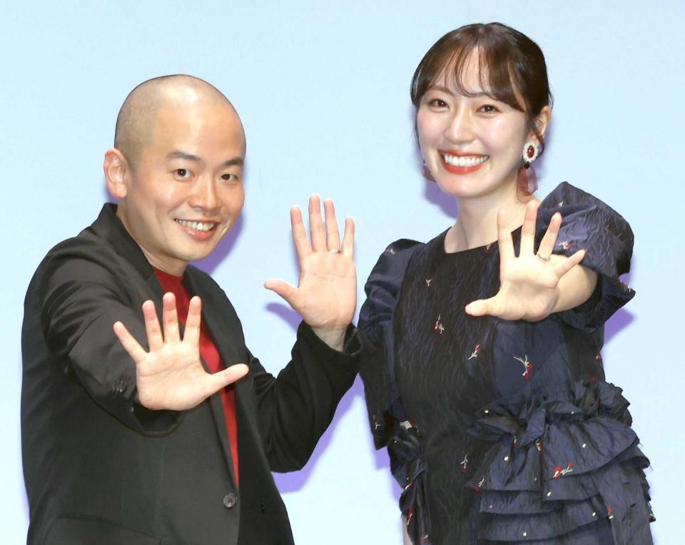 夫婦で登場した上田航平（左）と松井咲子（撮影・伊藤笙子）