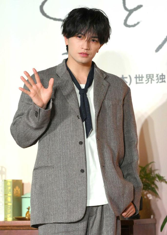 手を振る中島健人（撮影・伊藤笙子）　