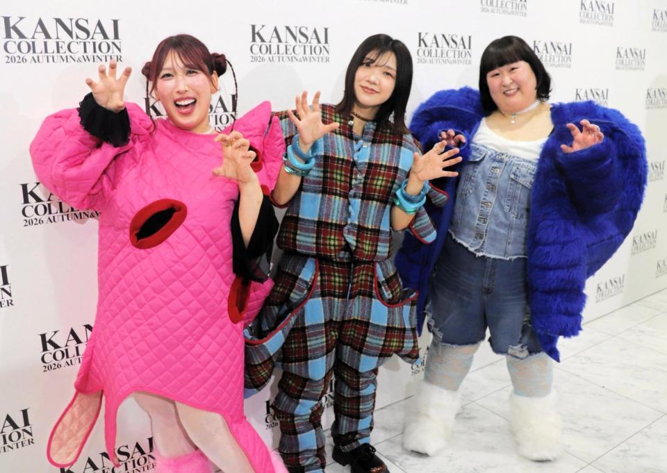 怪獣スタイルで登場した３時のヒロインの（左から）ゆめっち、福田麻貴、かなで