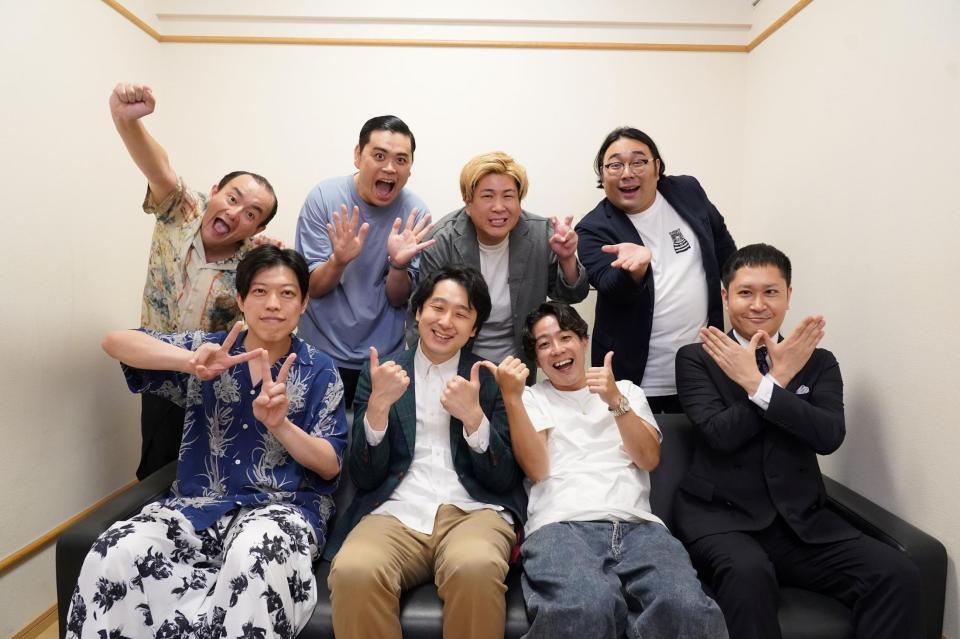 公演後に取材に応じた（前列左から）滝音・さすけ、秋定遼太郎、ドンデコルテ・小橋共作、渡辺銀次（後列同）ななまがり・森下直人、初瀬悠太、ビスケットブラザーズ・きん、原田泰雅