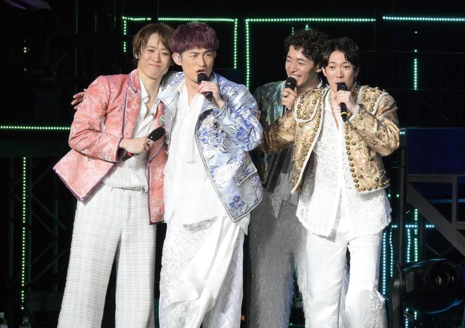 結成１５周年記念ライブでＣＤデビューが決まり喜ぶ、ふぉ～ゆ～（左から）越岡裕貴、松崎祐介、福田悠太、辰巳雄大（撮影・伊藤笙子）