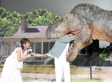 恐竜に食べられる杉浦太陽を助けようとするも、すでに手遅れな辻希美（左）