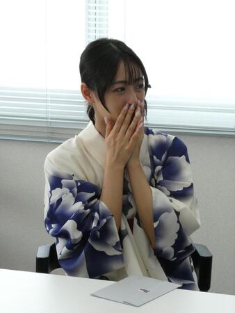 母・小谷実可子さんの手紙に涙する宮下結衣＝都内
