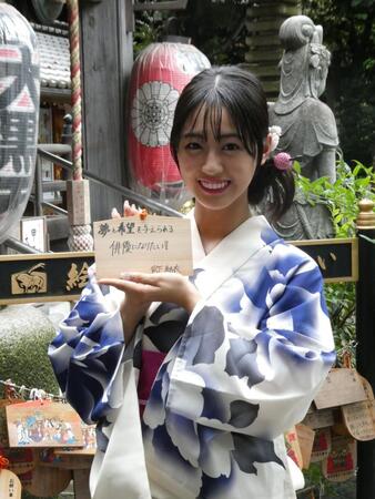 絵馬を手に撮影に応じる宮下結衣＝都内