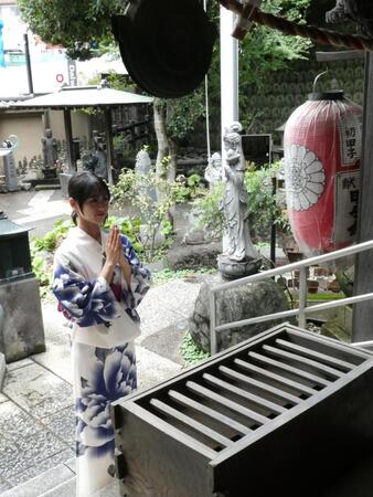 お参りする宮下結衣＝都内