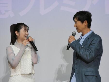 小野花梨のサプライズ登場に感激する堺雅人（右）