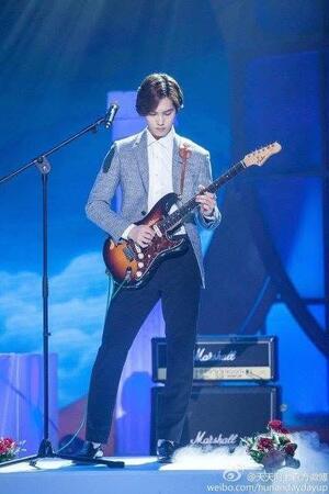 ＣＮＢＬＵＥの公式フェイスブックより　元メンバーのイ・ジョンヒョン