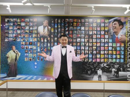 師匠のギャラリーを見学し決意を新たにした大江裕
