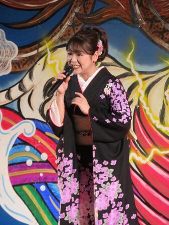 熱唱する平山花羽