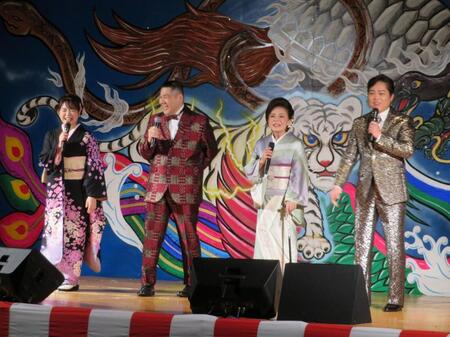 オープニングから盛り上げる（左から）平山花羽、大江裕、松前ひろ子、三山ひろし