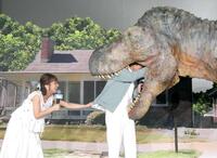 恐竜に食べられる杉浦太陽を助けようとするも、すでに手遅れな辻希美（左）