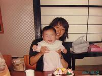 小谷実可子さんに抱きかかえられる０歳の宮下結衣