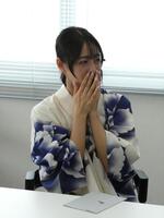 母・小谷実可子さんの手紙に涙する宮下結衣＝都内