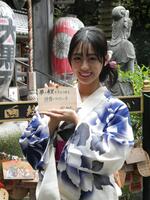 絵馬を手に撮影に応じる宮下結衣＝都内