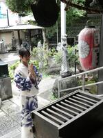 お参りする宮下結衣＝都内