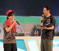 「ＳＴＡＧＥ：０　２０２６」全国大会グランドファイナルで、リーグ・オブ・レジェンド部門の優勝チームのメンバーにインタビューするアンガールズの田中卓志（右）