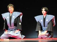 長男・市村優汰（右）の口上に耳を澄ませる市村正親（２０２３年撮影）