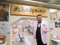 師匠のギャラリーを見学した大江裕