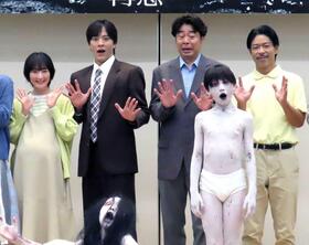 　（左から）生駒里奈、松島庄汰、有野晋哉、松本利夫