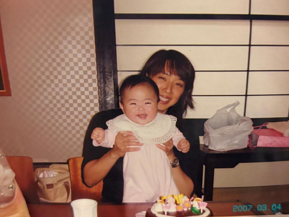 小谷実可子さんに抱きかかえられる０歳の宮下結衣