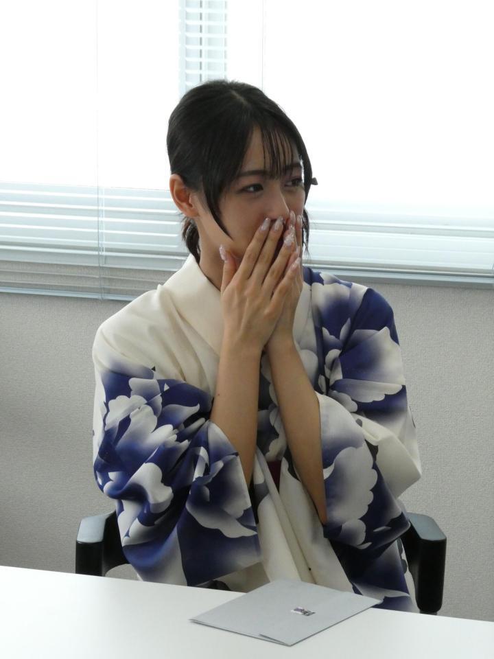 母・小谷実可子さんの手紙に涙する宮下結衣＝都内