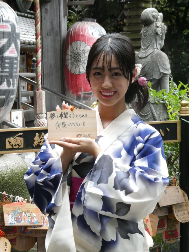 絵馬を手に撮影に応じる宮下結衣＝都内