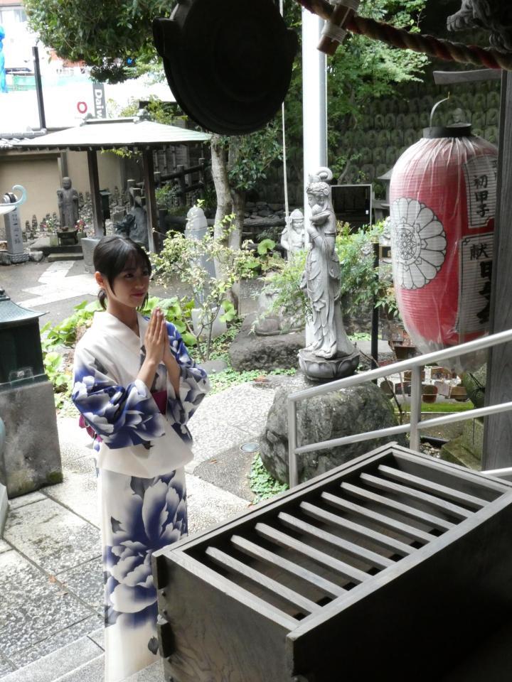 お参りする宮下結衣＝都内