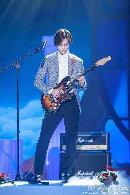 ＣＮＢＬＵＥの公式フェイスブックより　元メンバーのイ・ジョンヒョン