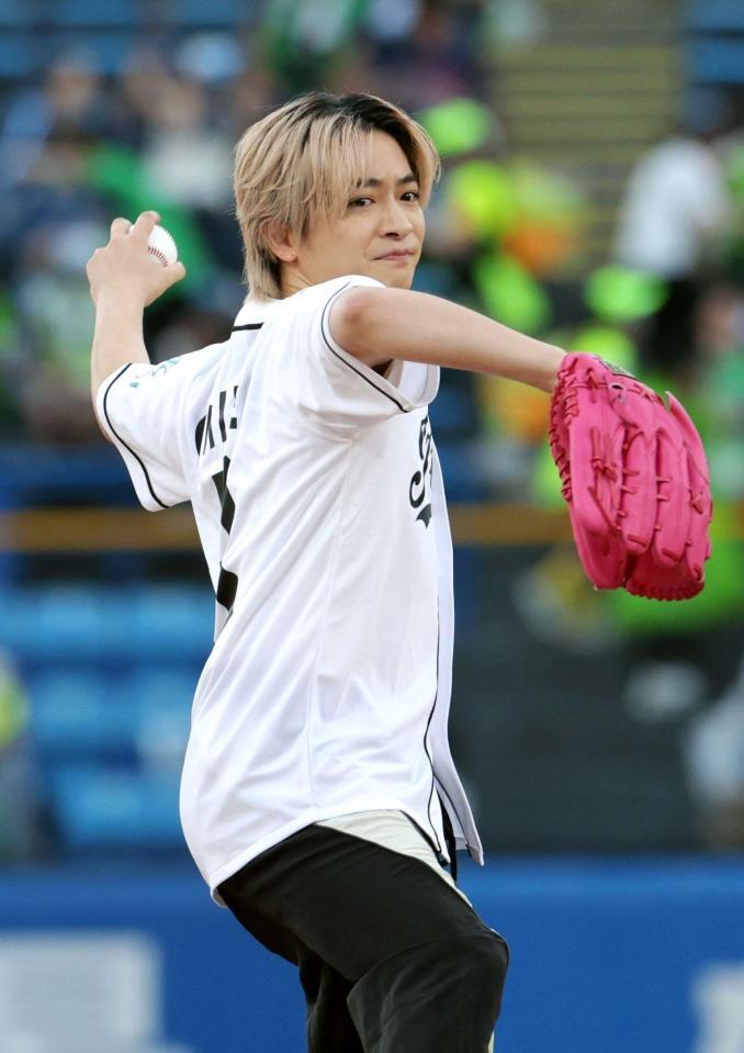 ファーストピッチセレモニーを務めた知念侑李（撮影・佐々木彰尚）