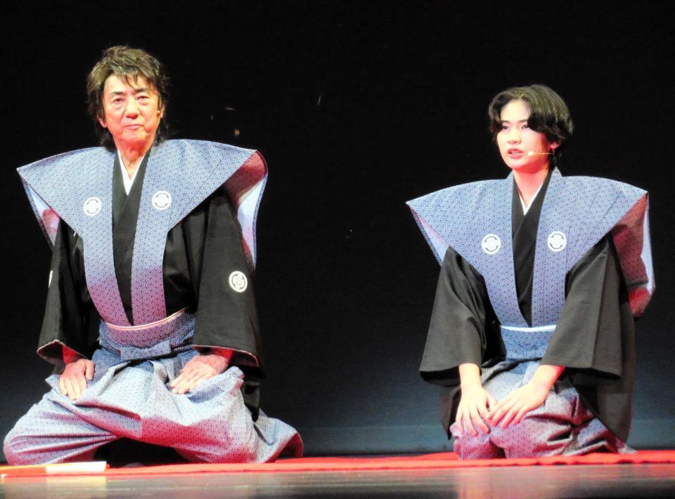 長男・市村優汰（右）の口上に耳を澄ませる市村正親（２０２３年撮影）