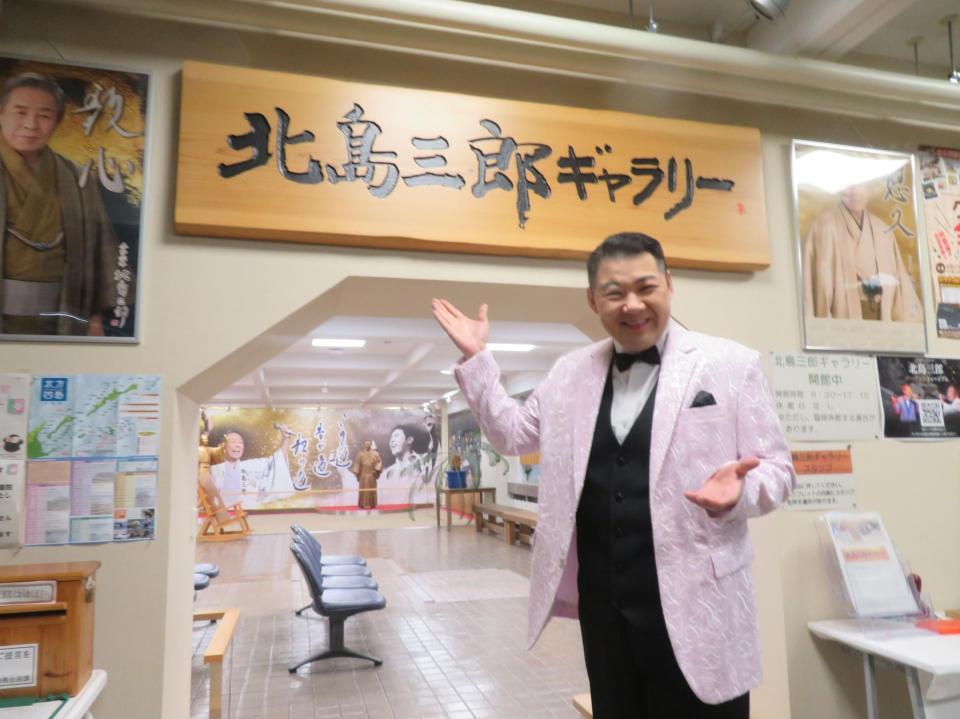師匠のギャラリーを見学した大江裕