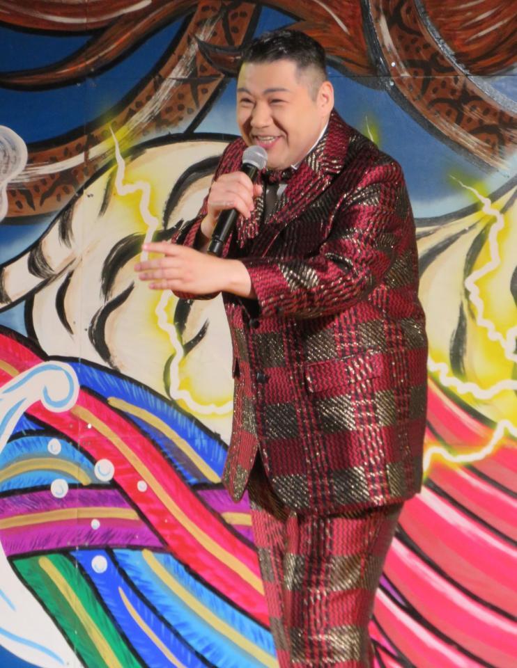 熱唱する大江裕