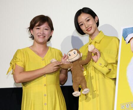 映画「モンキービジネス　おさるのジョージ著者の大冒険」公開記念舞台あいさつに登場した山崎エマ監督（左）と河合優実（撮影・伊藤笙子）