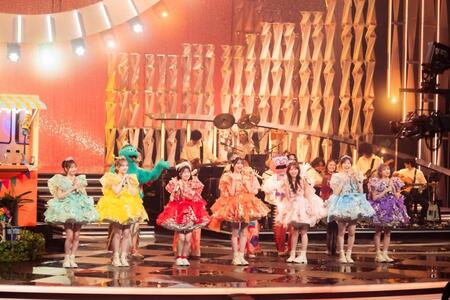 パフォーマンスするＦＲＵＩＴＳ　ＺＩＰＰＥＲ（左から）櫻井優衣、早瀬ノエル、月足天音、鎮西寿々歌、松本かれん、真中まな、仲川瑠夏