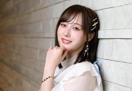 笑顔でポーズをとるＳＫＥ４８・鎌田菜月（撮影・石井剣太郎）
