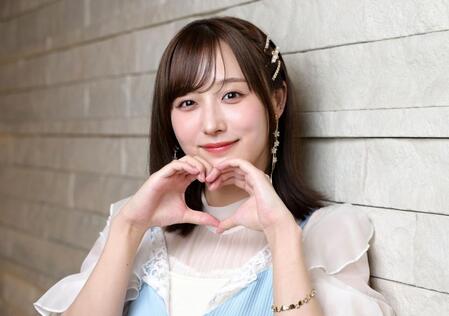ハートのポーズをとるＳＫＥ４８・鎌田菜月（撮影・石井剣太郎）