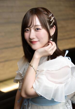ポーズをとるＳＫＥ４８・鎌田菜月（撮影・石井剣太郎）