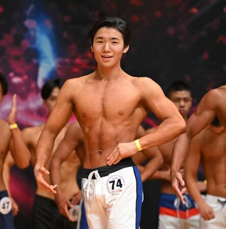 全国高校生メンズフィジーク１７２㎝超級に出場し笑顔でポーズを決める寺田心（撮影・飯室逸平）