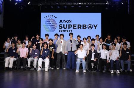 ジュノン・スーパーボーイ・コンテストＢＥＳＴ３０と撮影する「ＥＶＥ×ＪＵＮ」の旭惟吹（中央右）と石山順征（同左）