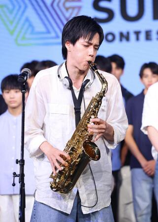 サックスを演奏する世羅田大次郎