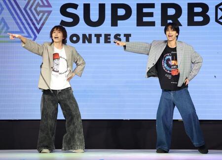 歌唱する「ＥＶＥ×ＪＵＮ」の旭惟吹と石山順征（左）