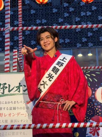 浴衣姿で櫓の上に立つ新浜レオン